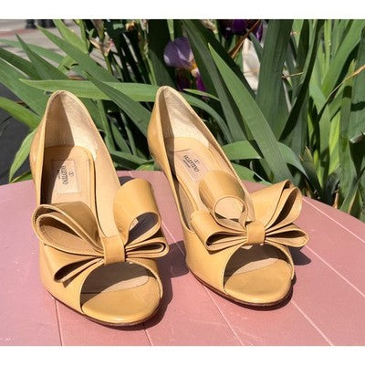 VALENTINO Couture Tan Patent Leather Bow Accent Heels w/box Sz. 38 1/2