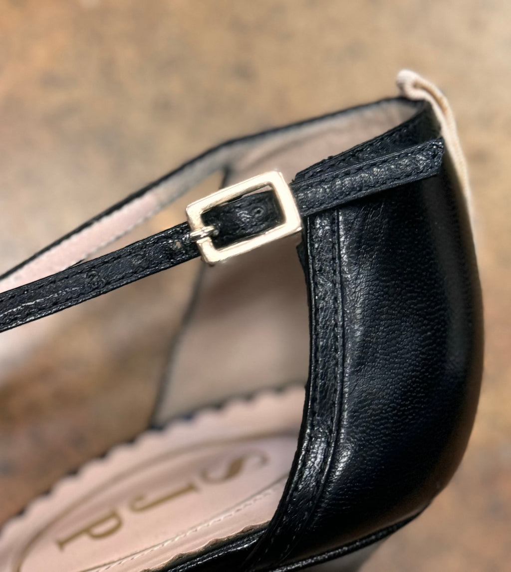 SJP Sarah Jessica Parker Black Carrie Leather T-Strap Sz. 40
