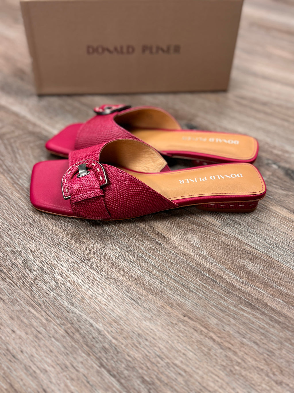 DONALD PLINER Pink Leather Tracie Lizard Print Sandals Sz. 8