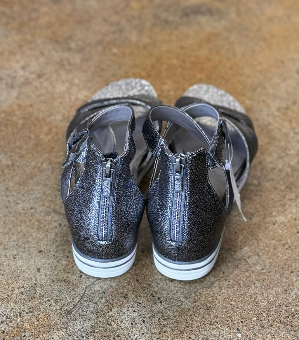 EILEEN FISHER Silver Leather Strappy Sally Sandals Sz. 8