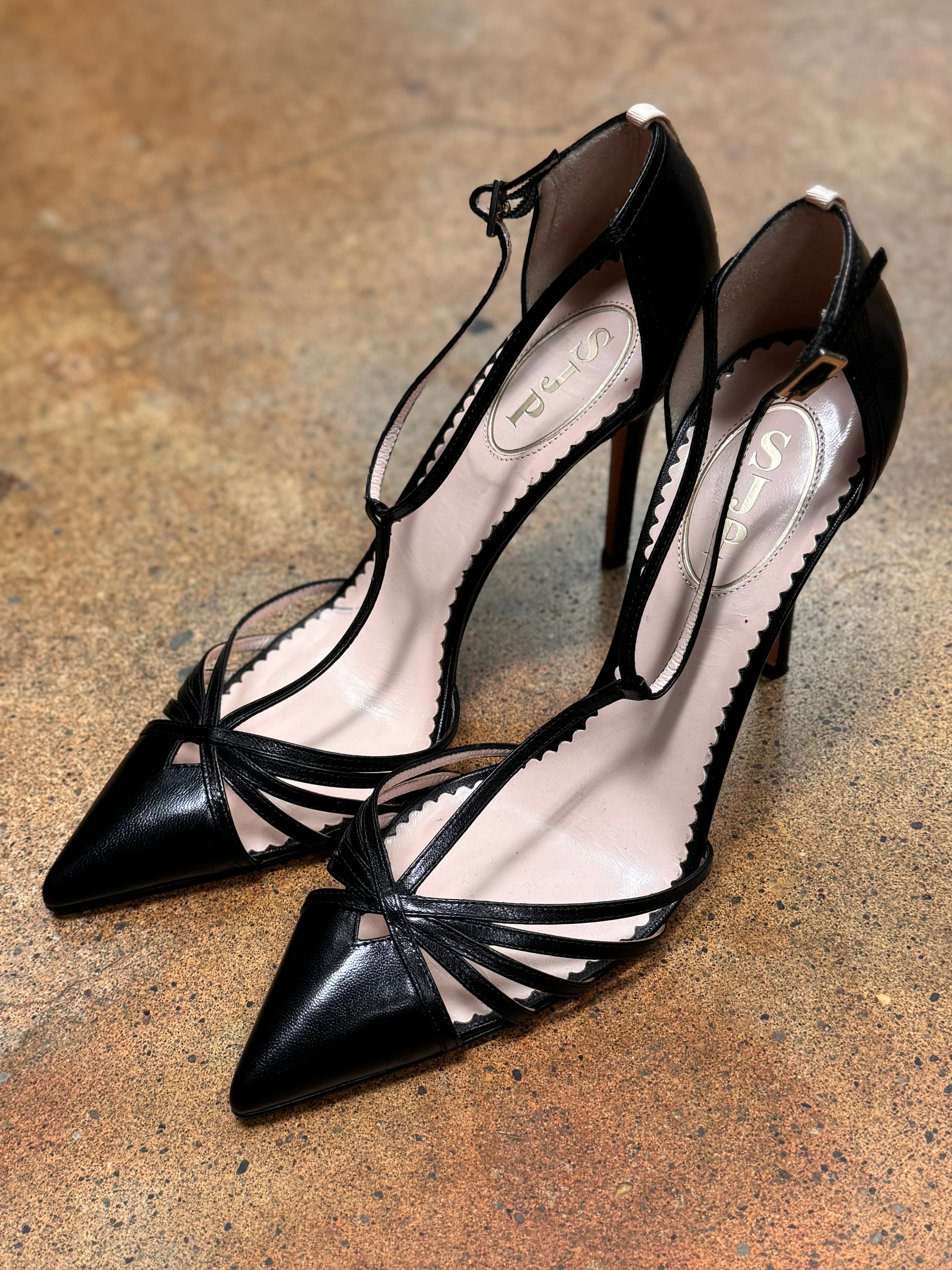 SJP Sarah Jessica Parker Black Carrie Leather T-Strap Sz. 40