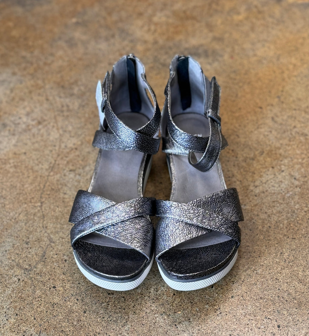 EILEEN FISHER Silver Leather Strappy Sally Sandals Sz. 8