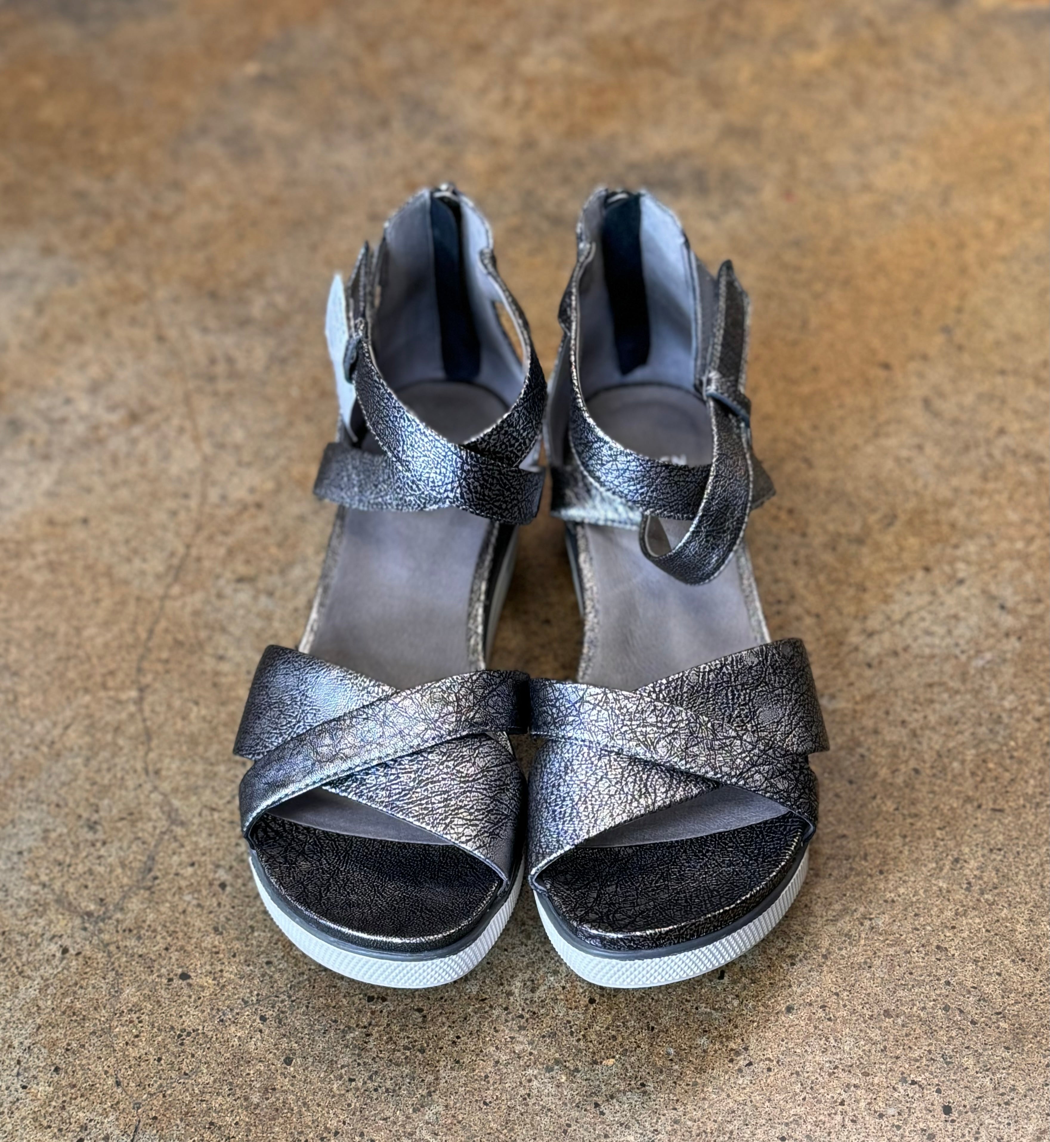 EILEEN FISHER Silver Leather Strappy Sally Sandals Sz. 8