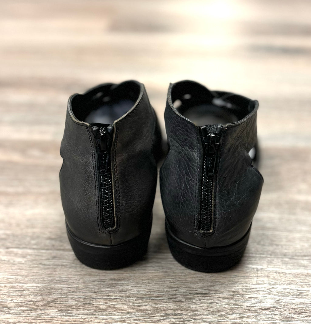 Free People Black Wanderlust Leather Pointed Toe Flats Sz. 40 / 9.5