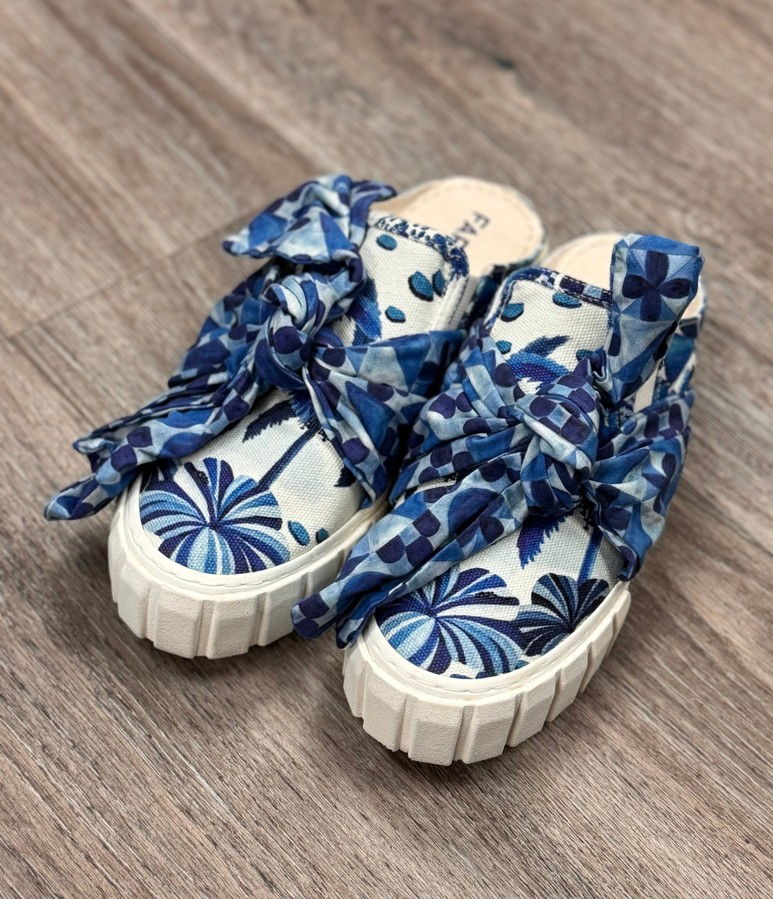 FARM RIO Blue & White Floral Sweet Rio Mule Sneaker Sz. 8 1/2
