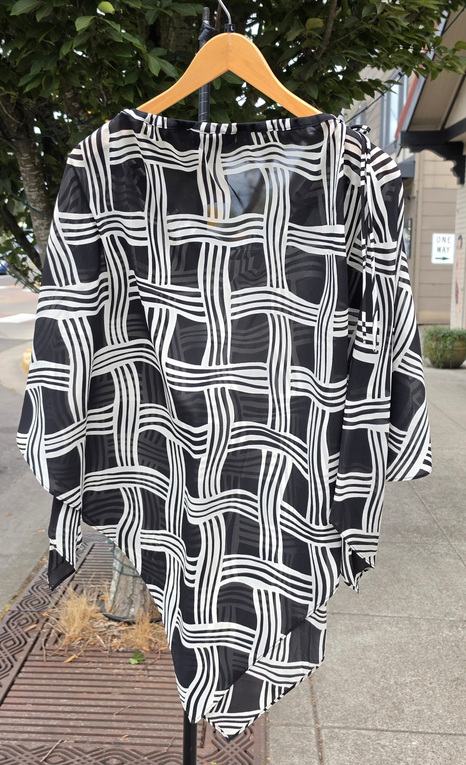 ST. JOHN By Marie Gray Geometric Pattern Silk Blouse Sz. Large